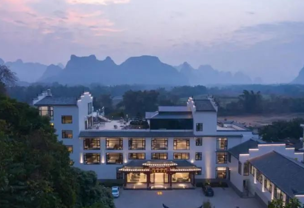 桂林漓江富海江畔度假酒店，住烟雨漓江畔，预定联系方式。
