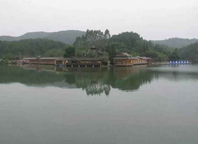 桂林灵川黄田湖休闲山庄，在湖边的农家乐，