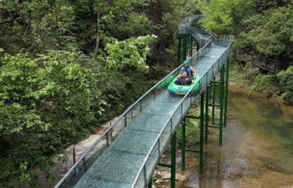 桂林红溪景区高空玻璃水滑道开滑，有瀑布，可玩水，夏日太合适。
