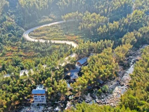 桂林兴安S弯山庄，溪边瀑布旁的山庄避暑度假好去处，玩水露营好地方。
