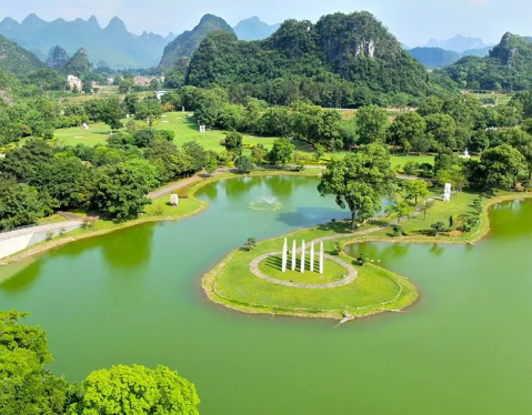 桂林的国际品牌度假村，桂林愚自乐园，Club Med桂林度假村，超美大草坪+艺术雕塑。