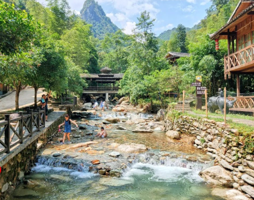 桂林龙门瀑布，观瀑布住森林民宿，泡山泉水天然泳池，沿河亲水、吃农家乐。